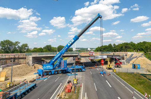 Im Juni des vergangenen Jahres ist die erste Hälfte der Brücke eingebaut worden – nun folgt der zweite Teil. Damit wäre diese Brücke zwischen Böblingen und Dagersheim über die A 81 fertiggestellt. Foto: Eibner/Drofitsch