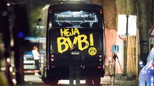 Der Dortmunder Bus wird kurz nach dem Anschlag am 11. April vor dem Mannschaftshotel von der Polizei untersucht. Foto: dpa