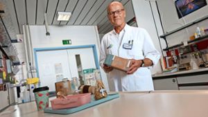 CVUA-Leiter  Volker Renz präsentiert als nachhaltig beworbene Kunststoffprodukte mit unerlaubten Beimengungen. Foto: Michael Käfer