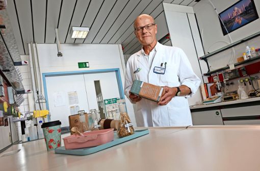 CVUA-Leiter  Volker Renz präsentiert als nachhaltig beworbene Kunststoffprodukte mit unerlaubten Beimengungen. Foto: Michael Käfer