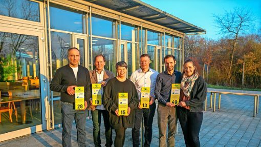Freuen sich über die Auszeichnung Klimahaus: Armin Jansen, Matthias Alber, Mirja Metzger, Bernhard Renz sowie Robin und Miriam Möbius (von links). Foto: Roberto Bulgrin