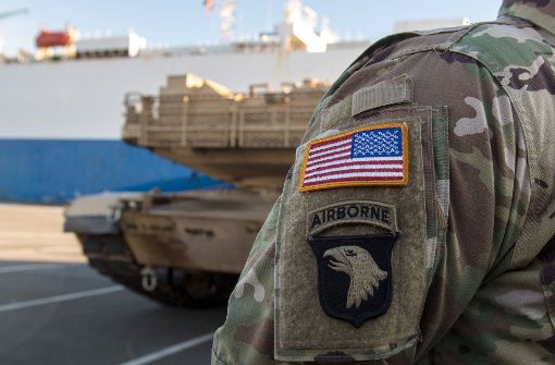 US-Soldaten stehen während der Entladung von militärischen Gerät vor dem Transportschiff. Foto: dpa