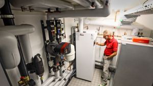 Eine Brennstoffzelle für die Stromerzeugung liefert einen entscheidenden Beitrag dafür, dass Ralf Sklarskis Mehrfamilienhaus energiesparend ist. Foto: factum/Simon Granville