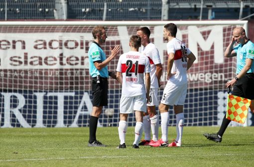 Zum Unverständnis der VfB-Spieler entscheidet Schiedsrichter Stegemann in der Nachspielzeit auf Handelfmeter für Wehen Wiesbaden. Foto: Baumann