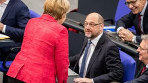 Ist das dann doch noch der Beginn einer wunderbaren Freundschaft? Angela Merkel und Martin Schulz im Bundestag. Foto: dpa