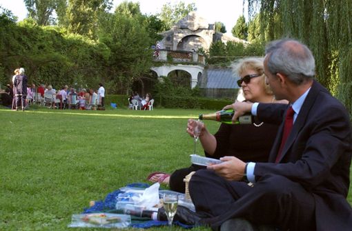 Es ist Tradition:  In der Opernpause beim englischen Glyndebourne-Festival lässt man sich zum Picknick auf dem Rasen nieder. Foto: AFP/Alain Jocard