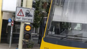 Zwei Autofahrer sind am Samstag an unterschiedlichen Orten in Stuttgart mit einer Stadtbahn zusammengestoßen. (Symbolfoto) Foto: IMAGO/Arnulf Hettrich/IMAGO/Arnulf Hettrich