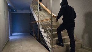 Ein Unbekannter hatte in einem Treppenhaus versucht, einen 45-Jährigen zu berauben. (Symbolbild) ( Foto: Shutterstock/Ivan.Posavec