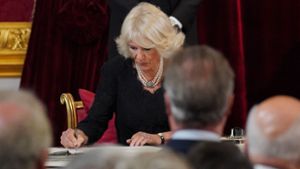 Camilla beim Unterzeichnen der Proklamation am Samstag. Foto: AFP/JONATHAN BRADY