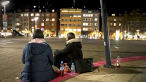 Einfach nur raus und mal etwas erleben: zwei Teenager am Marienplatz. Foto: Lichtgut/Julian Rettig
