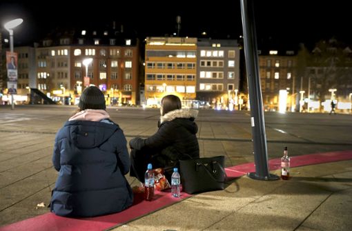 Einfach nur raus und mal etwas erleben: zwei Teenager am Marienplatz. Foto: Lichtgut/Julian Rettig