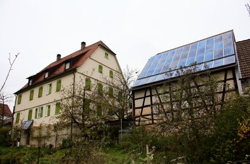Das alte Pfarrhaus (links) und die Scheuer (rechts) gehören offiziell seit 1984 zu einem denkmalgeschützten Ensemble an der Eltinger Straße. Foto: Torsten Ströbele