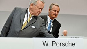 Wolfgang Porsche (links) und Hans Michel Piëch bei einer Hauptversammlung der Porsche Holding SE Foto: Imago/Frank Hoermann