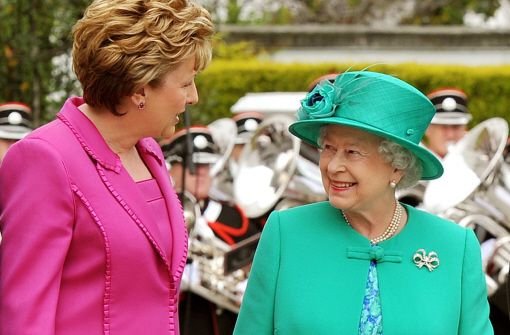 Die Queen plaudert mit der irischen Präsidentin Mary McAleese. Es ist ein historischer Moment. Als erste britische Monarchin seit der Unabhängigkeit der Irischen Republik ist sie zu einem Staatsbesuch auf der grünen Insel. Foto: dpa