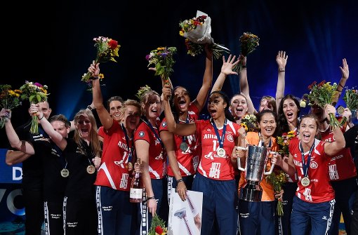 Grenzenloser Jubel: die Stuttgarter Volleyballerinnen freuen sich über den Gewinn des Supercups. Foto: dpa