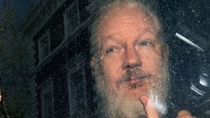 Das Bild des sich krümmenden, weißhaarigen Assange hat am Donnerstag für Überraschung gesorgt. Foto: PA Wire