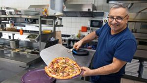 Giuseppe Danzé von Pippo’s Pizza Express in Kirchheim bietet neuerdings auch Mehrwegboxen für seine Pizzen an. Foto: Horst Rudel