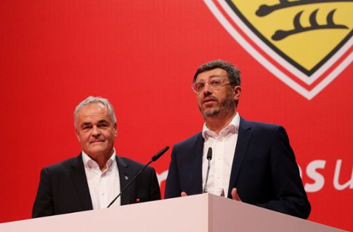 Beim VfB Stuttgart herrscht großer Gesprächsbedarf: Wolf-Dietrich Erhard (links) vom Vereinsbeirat und Präsident Claus Vogt Foto: Baumann