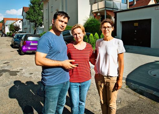 Haydar und Monika Zobu und Gabriela Stevanovic (von links) haben ihr Zuhause verloren und  wissen nicht,  wie es weiter gehen soll. Foto: Horst Rudel