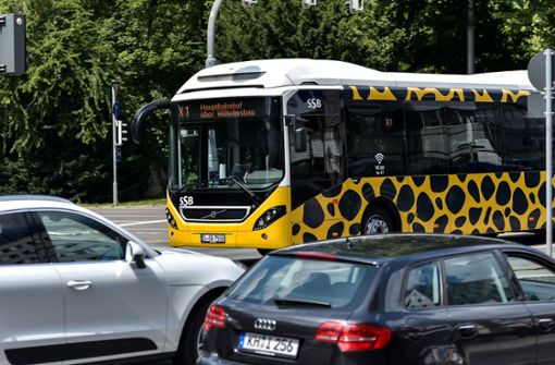 Mit der Linie X 1 und ihren äußerst spärlich besetzten Bussen hat der Steuerzahlerbund aus seiner Sicht ein Beispiel für Verschwendung gefunden. Foto: Lichtgut/Max Kovalenko