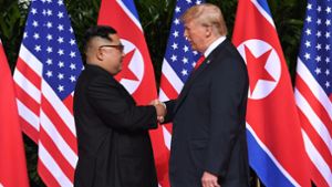 Historischer Moment: Nordkoreas Diktator Kim Jong-un und US-Präsident Donald Trump treffen sich in Singapur. Foto: AFP