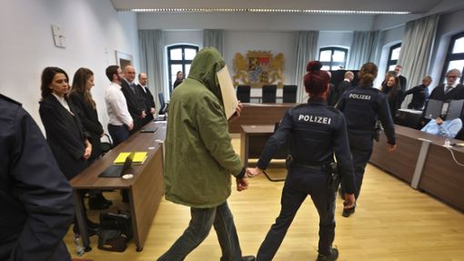 Das angeklagte Ehepaar wird beschuldigt, im Nachbarhaus eine 55-Jährige erstochen und einen 70-Jährigen erstickt zu haben. (Archivbild) Foto: dpa/Karl-Josef Hildenbrand
