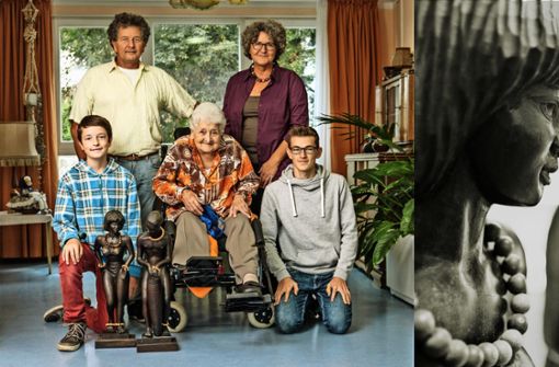 Irmgard Wintterle (Mitte) im Kreis ihrer Kinder  und Enkel. Die brasilianischen Indianer stehen für einen wichtigen Lebensabschnitt der Seniorin – ihre Auslandsjahre. Foto: Rüdiger Schestag