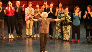 Stürmischen Beifall und Blumen für einen, den alle lieben: Im Theaterhaus ist der 75. Geburtstag von Ballettlegende Egon Madsen mit einer Gala gefeiert worden. Foto: Klaus Schnaidt