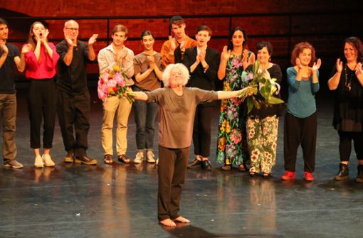 Stürmischen Beifall und Blumen für einen, den alle lieben: Im Theaterhaus ist der 75. Geburtstag von Ballettlegende Egon Madsen mit einer Gala gefeiert worden. Foto: Klaus Schnaidt