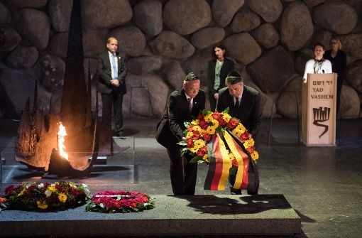 Außenminister Gabriel (rechts) legt in der Holocaust-Gedenkstätte Yad Vashem zusammen mit dem deutschen Botschafter Clemens von Goetze einen Kranz nieder. Foto: dpa