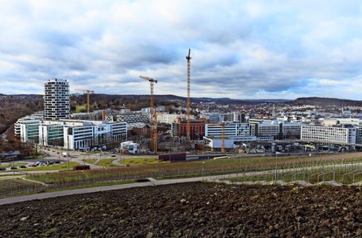 Die Kräne auf dem Pragsattel sind von weitem zu sehen. Die Bauarbeiten für den Porsche-Tower liegen im Zeitplan. Foto: Georg Friedel