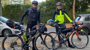 Mit der richtigen Ausrüstung könne man auch im Herbst und Winter Rad fahren, sagt der Stuttgarter Robert Otto (links). Foto: privat