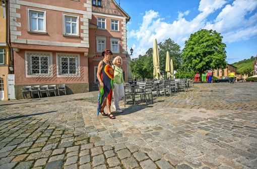Sigrid Ringwald (links) und Hanna Scherieble laufen über einen Streifen abgefrästes Kopfsteinpflaster am Esslinger Rathausplatz – Sigrid Ringwald würde einen ebenen Belag bevorzugen. Foto: Roberto Bulgrin