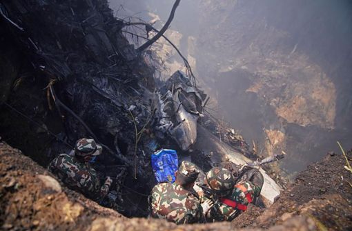 In Nepal ist ein Passagierflugzeug abgestürzt. Foto: AFP/YUNISH GURUNG