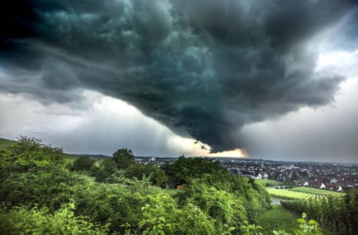 Blick auf den Kappelberg: Am Donnerstagabend gab es in der Region Stuttgart heftige Gewitter mit Regengüssen. Foto: 7aktuell.de/Simon Adomat