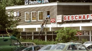 Am Morgen des 16. August 1988 stürmen Dieter Degowski und Hans-Jürgen Rösner schwer bewaffnet eine Bank im nordrhein-westfälischen Gladbeck. Als die Polizei das Gebäude umstellt, verschanzen sich die Männer mit zwei Bankangestellten als Geiseln. Foto: dpa