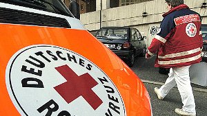 In Stuttgart-Weilimdorf übersieht der Fahrer eines 3,5-Tonners seinen Beifahrer und fährt ihm mit dem Vorderrad über den linken Fuß. Er musste zur stationären Behandlung mit einem Krankenwagen in ein Stuttgarter Krankenhaus gebracht werden.  Foto: dpa