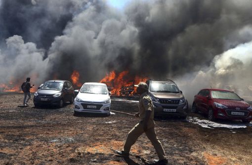 300 Autos sind komplett ausgebrannt. Trockenes Gras und Wind befeuerten die Flammen. Foto: AP