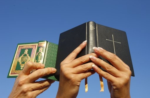 Ob Christ oder Muslim, ob Bibel oder Koran – Aiman Mazyek plädiert für ein friedliches Miteinander. Foto: Godong