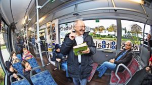 Für die Stauferparkschüler liest Peter Hofelich  im Bus Tiergeschichten vor Foto: /Horst Rudel