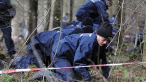 Die Polizei durchsucht ein Waldgebiet bei Nietheim im Jahr 2012 (Archivbild). Foto: dpa/Franziska Kraufmann