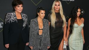 Berühmte TV-Sternchen: die US-Promi-Familie Kardashian bekam beim „People’s Choice Award“ eine Auszeichnung für ihre TV-Reality-Serie „Keeping up with the Kardashians“. Foto: AFP/JEAN-BAPTISTE LACROIX