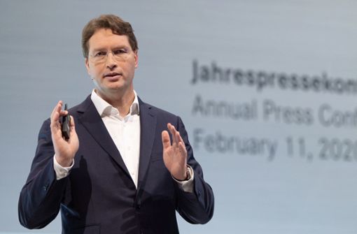 Der Daimler-Konzernchef, Ola Källenius gab auf der Bilanzpressekonferenz bekannt, dass die Dividende bei 90 Cent liegt. Investoren und Analysten hatten mit deutlich über einem Euro gerechnet. Foto: dpa/Marijan Murat