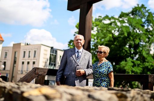 Die Zeitzeugen Zofia Burchacinska und Jozef Stepien stehen  in einer Ruine einer Kirche in der Kleinstadt Wielun. Foto: dpa