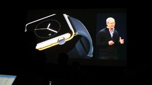 Auf einer Leinwand im Apple-Store in Berlin ist  Apple-Chef Tim Cook bei der Präsentation der Apple Watch Edition zu sehen.  Sie kostet mindestens 11 000 Euro und kommt am 24. April in den Handel Foto: dpa
