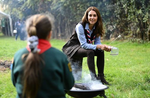 Geröstete Marshmallows isst auch ein Royal gern: Herzogin Kate war bei einer Pfadfindergruppe zu Besuch. Foto: AFP/DANIEL LEAL-OLIVAS