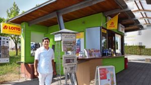 Tahir Malik bietet an seinem Kiosk mehr als Zeitungen und Lottoscheine an. Foto: Iris Frey