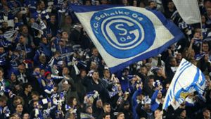 Ein Fan des FC Schalke 04 ist wegen versuchten Mordes angeklagt (Symbolbild). Foto: Bongarts/Getty Images