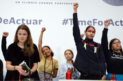 Die Schwedin Greta Thunberg (3. v. re.) und die Deutsche  Luisa Neubauer (links) mit anderen jungen Aktivisten auf der UN-Klimakonferenz in Madrid Foto: AFP/Cristina Quicler