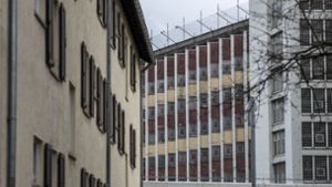 Wohngebäude und Gefängnis trennen oft nur wenige Meter. Foto: Lichtgut/Max Kovalenko